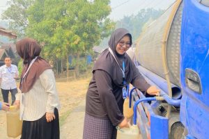 Mahasiswi KKN saat membantu penyaluran air bersih. Mahasiswi KKN saat membantu penyaluran air bersih.