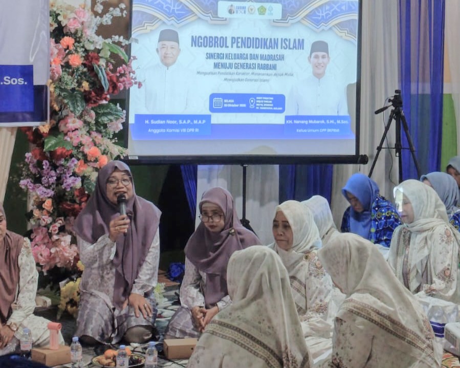 Mahmudah, M.Pd.I. saat menyampaikan laporan.