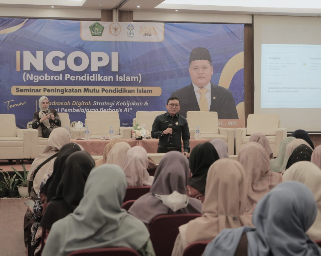 Narasumber saat memaparkan materinya.