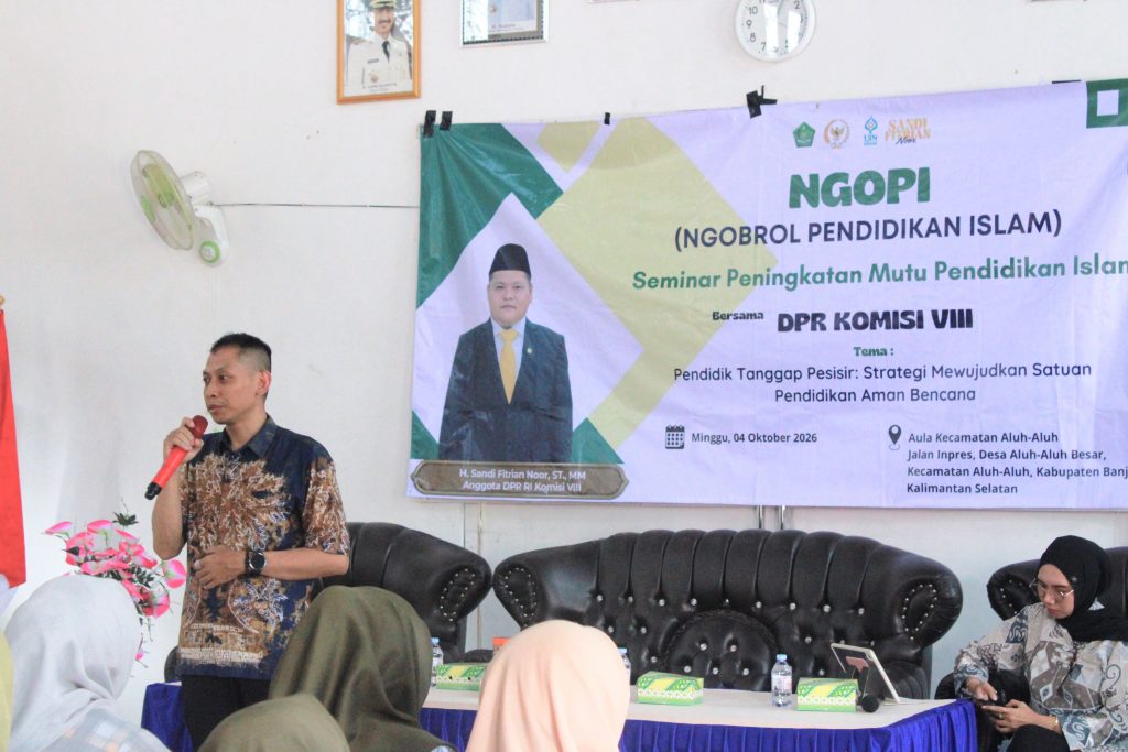 Narasumber saat menyampaikan materi.