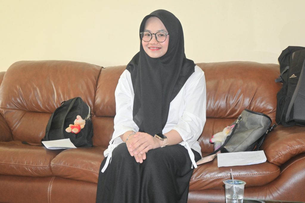 Nisa Adelia usai berbincang dengan Humas.