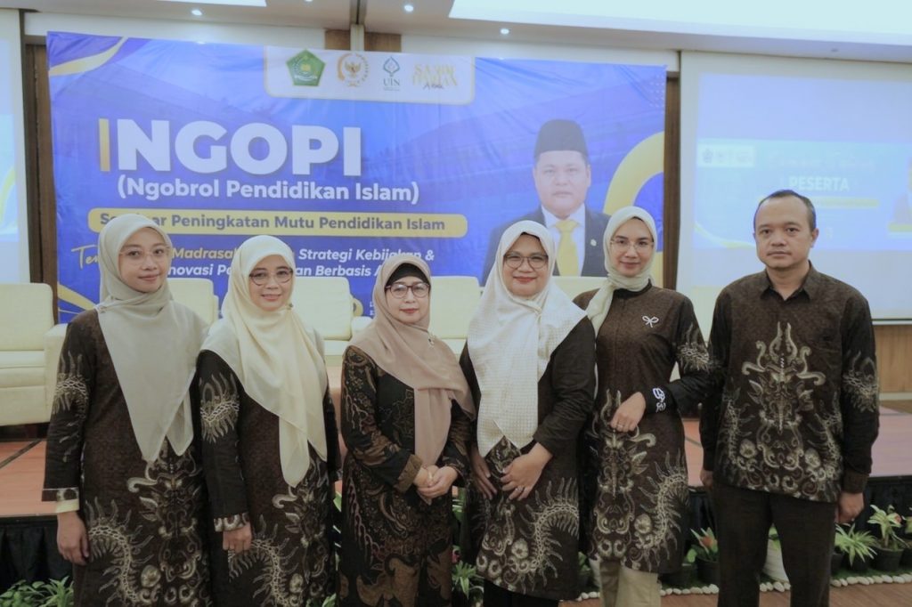 Panitia saat berfoto bersama.