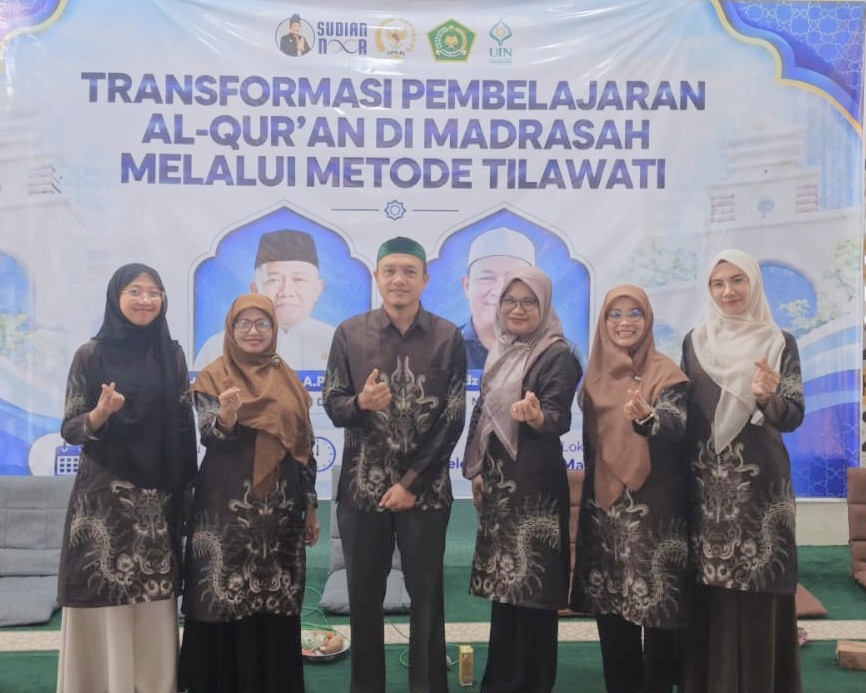 Panitia saat berfoto bersama.