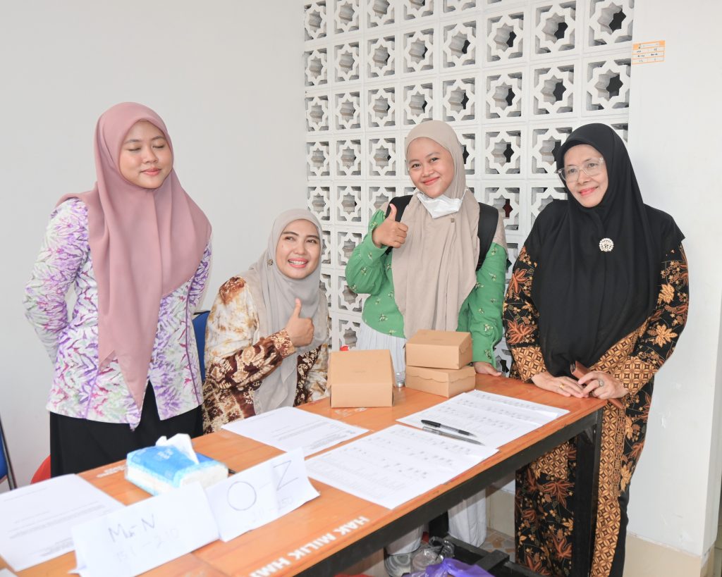 Dr. Raihanatul Jannah, M.Pd. (kanan) saat berfoto bersama panitia.