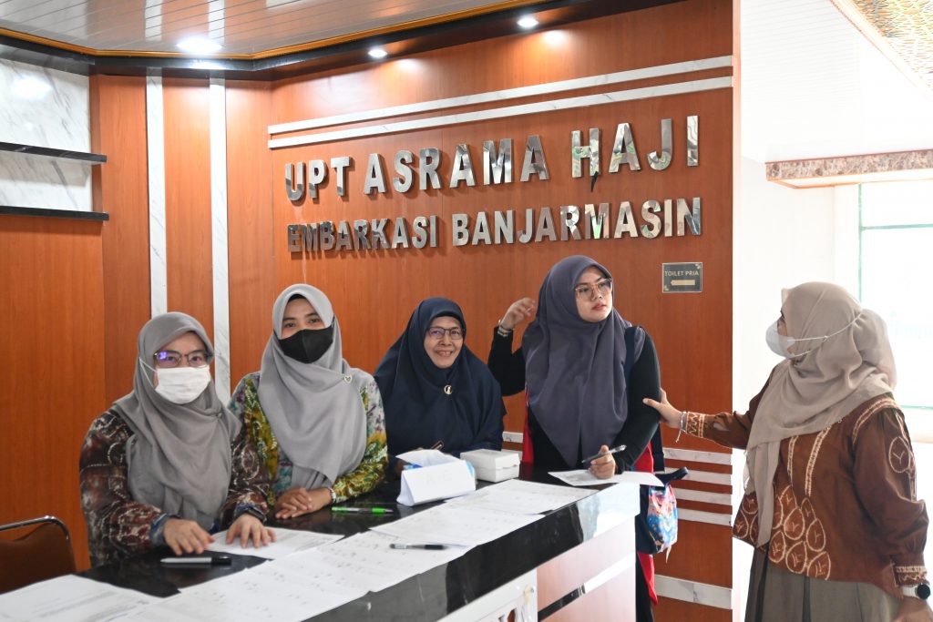 Panitia saat melayani di meja registrasi.