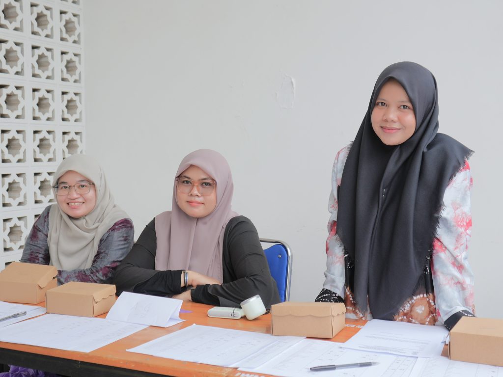 Panitia saat membantu kelancaran acara.