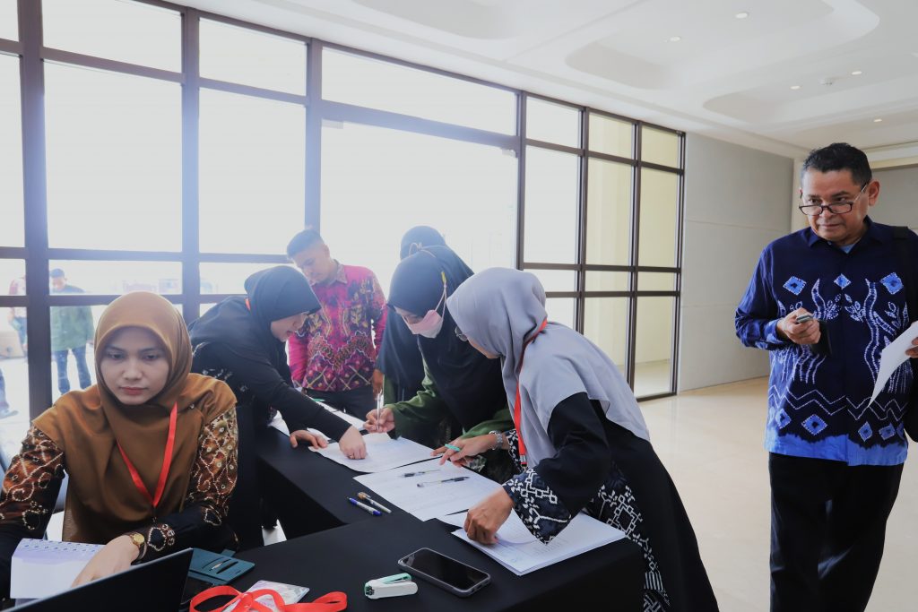 Panitia saat serius melayani peserta.