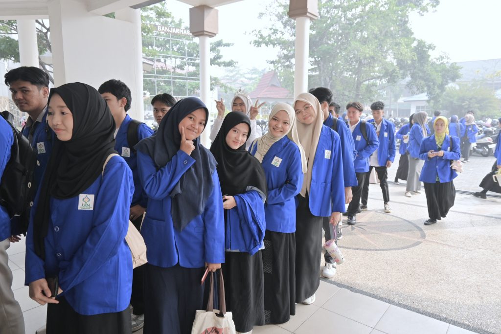 Para mahasiswa saat antusias bergiliran memasuki ruang acara.