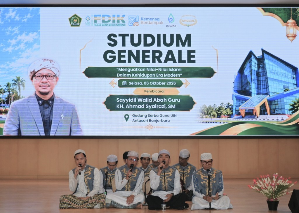 Para mahasiswa saat membawakan syair-syair selawat.