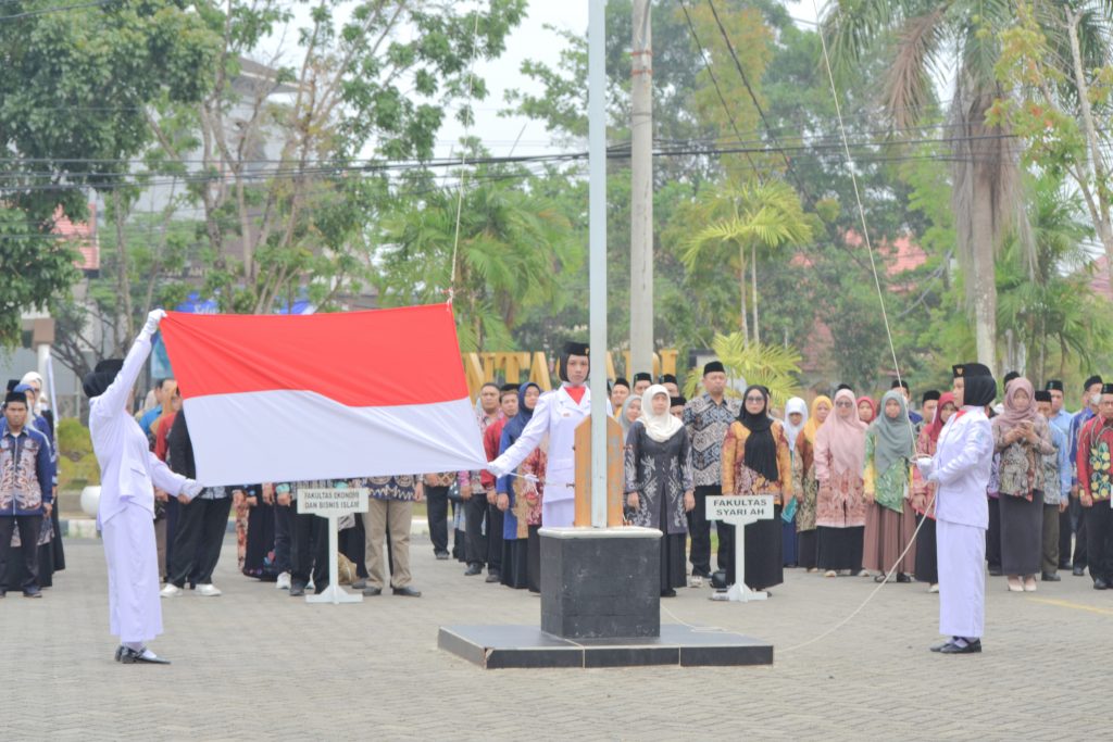 Para mahasiswi saat bertugas mengibarkan bendera.