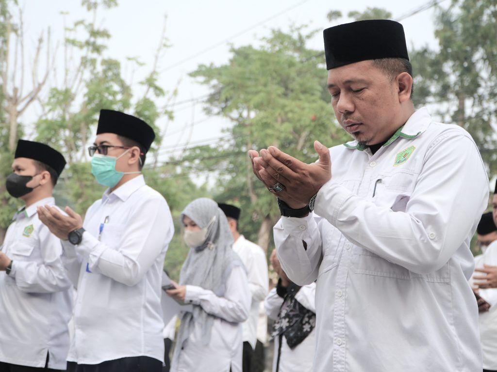 Para pegawai saat khidmat berdoa.