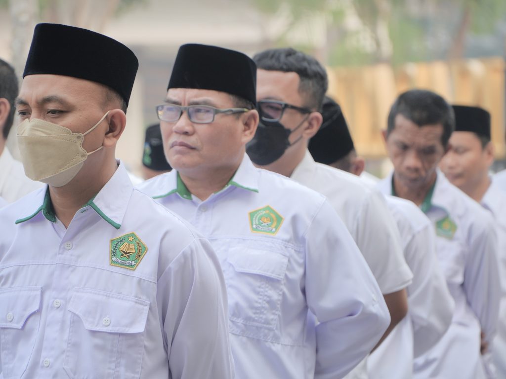 Para pegawai saat mengikuti apel.