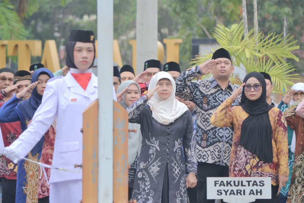 Para peserta saat khidmat mengikuti upacara.