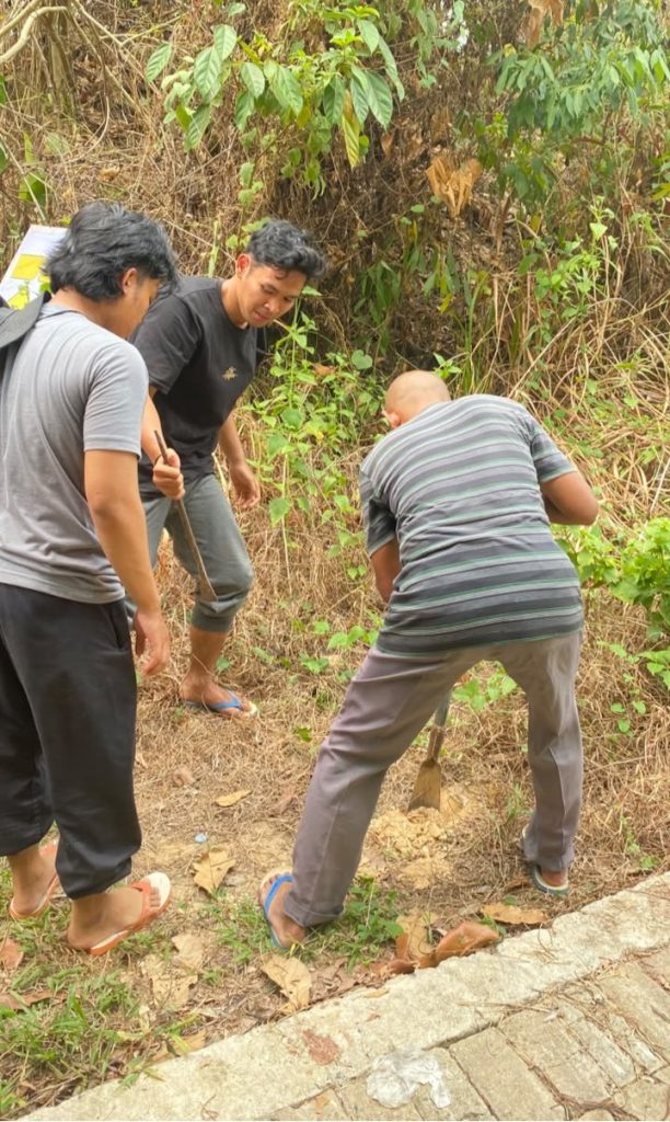 Pemasangan plang di pinggir jalan rawan.