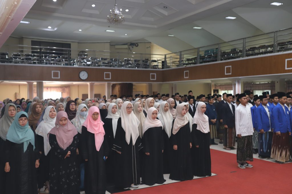 Peserta upacara saat memperingati Hari Santri.