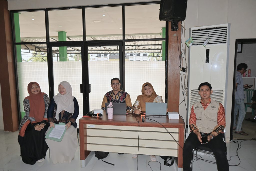 Petugas acara saat siaga menyukseskan kegiatan.