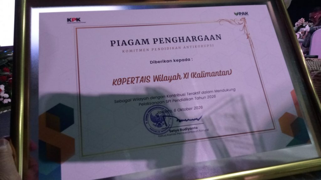 Piagam penghargaan.