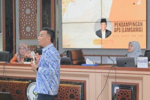 Prof. Dr. As’aril Muhajir, M.Ag. saat memberikan pendampingan. Prof. Dr. As’aril Muhajir, M.Ag. saat memberikan pendampingan.