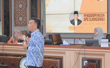 Prof. Dr. As’aril Muhajir, M.Ag. saat memberikan pendampingan.