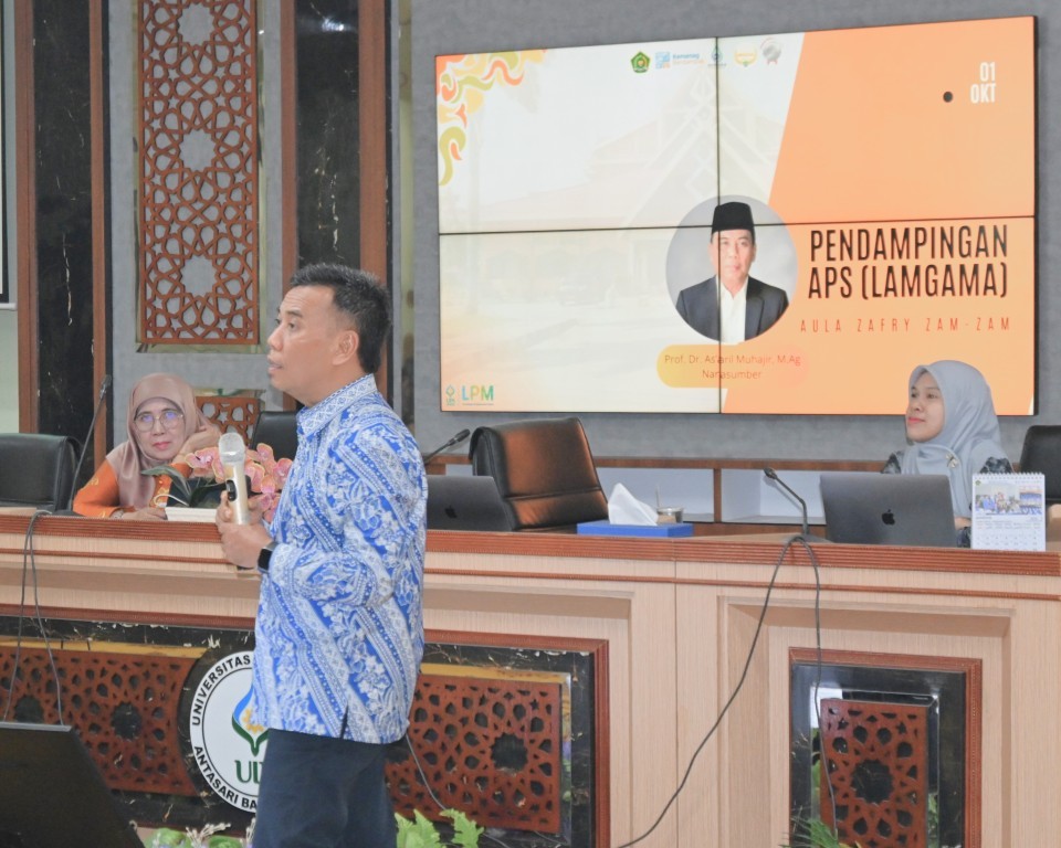 Prof. Dr. As’aril Muhajir, M.Ag. saat memberikan pendampingan.