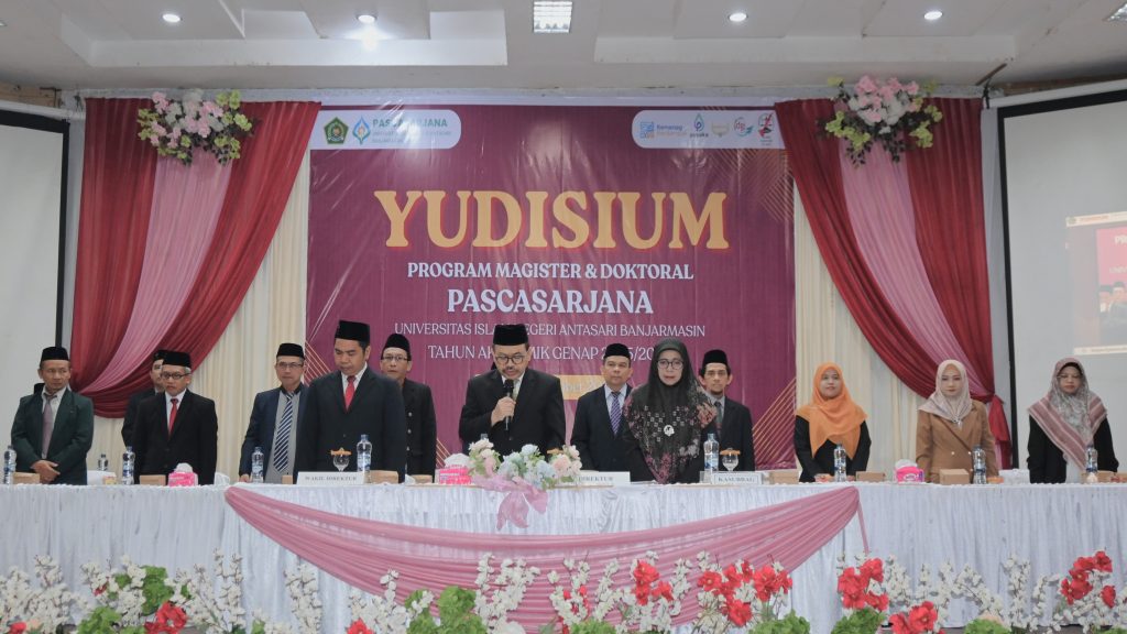 Prof. Dr. H. Mujiburrahman, M.A. saat melakukan pengukuhan.