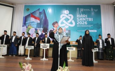 Prof. Dr. Hj. Nida Mufidah, M.Pd. saat bersemangat membacakan amanat Menteri Agama RI.