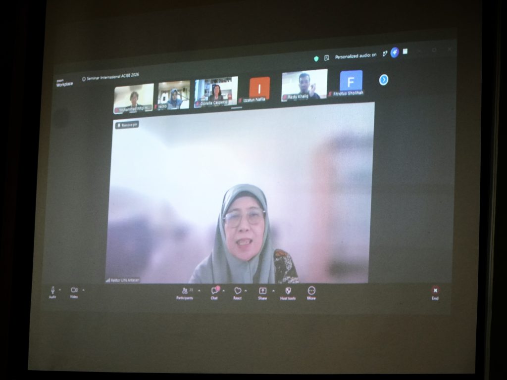 Prof. Dr. Hj. Nida Mufidah, M.Pd. saat membuka acara.