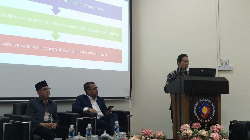 Prof. Dr. Muhammad Zainal Abidin, M.Ag. saat presentasi.