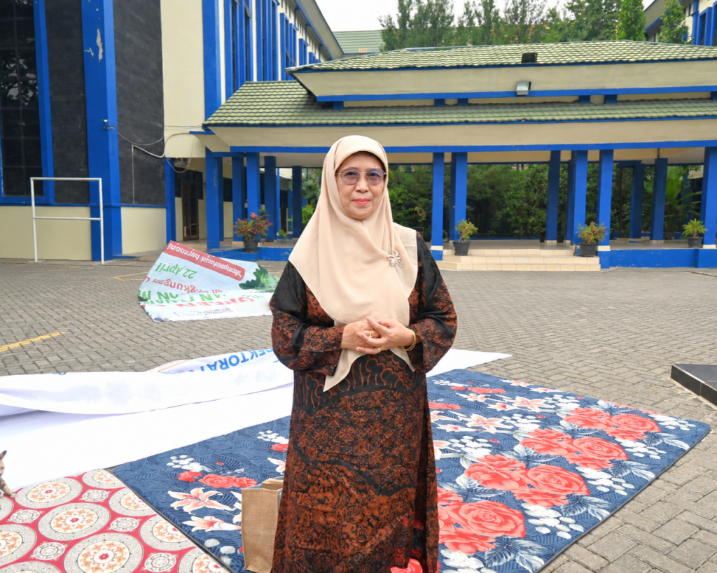 Rektor Prof. Dr. Hj. Nida Mufidah, M.Pd. saat diwawancarai Humas.