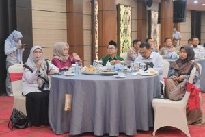 Rektor Prof. Dr. Hj. Nida Mufidah, M.Pd. saat memberikan masukan Rektor Prof. Dr. Hj. Nida Mufidah, M.Pd. saat memberikan masukan