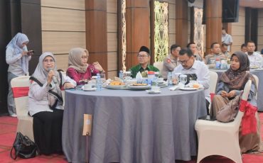 Rektor Prof. Dr. Hj. Nida Mufidah, M.Pd. saat memberikan masukan