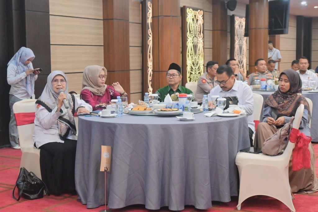 Rektor Prof. Dr. Hj. Nida Mufidah, M.Pd. saat memberikan masukan