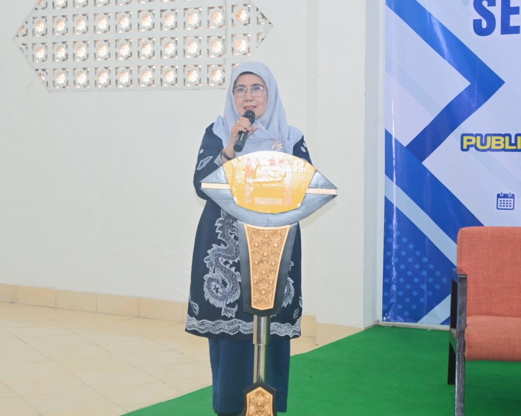Rektor Prof. Dr. Hj. Nida Mufidah, M.Pd. saat memberikan sambutan.