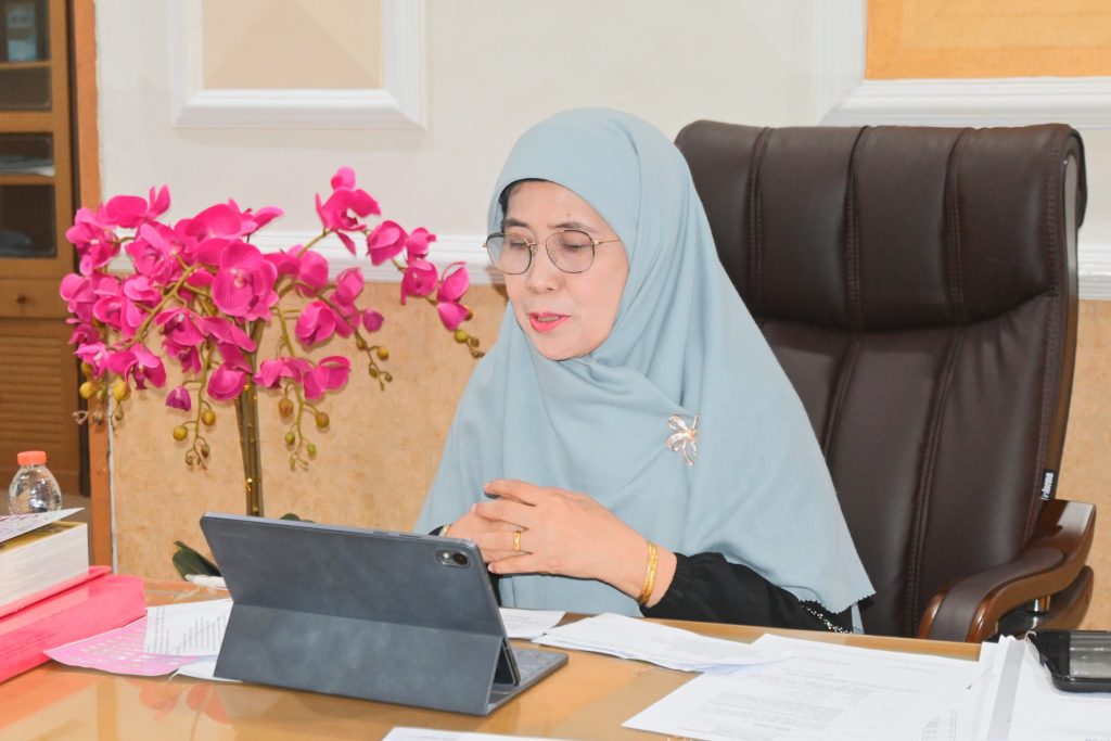 Rektor Prof. Dr. Hj. Nida Mufidah, M.Pd. saat memberikan sambutan.