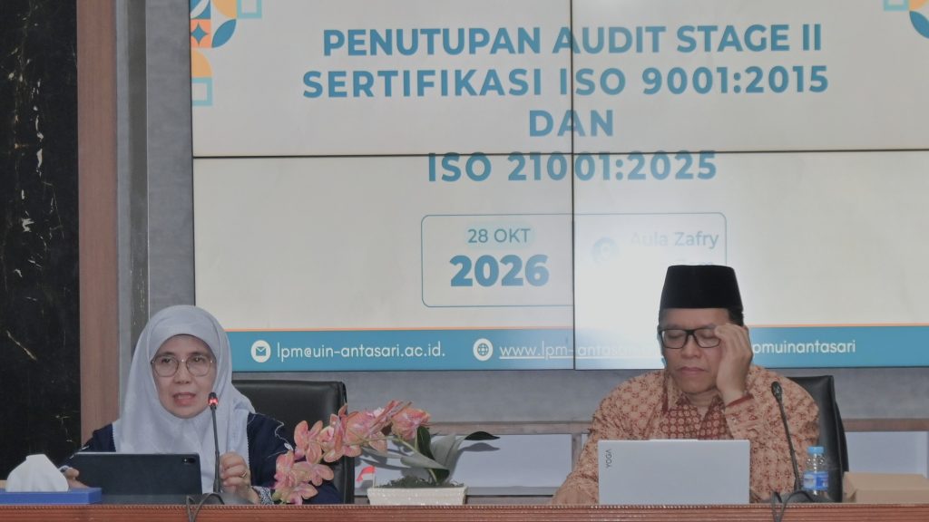 Rektor Prof. Dr. Hj. Nida Mufidah, M.Pd. saat memberikan tanggapan.