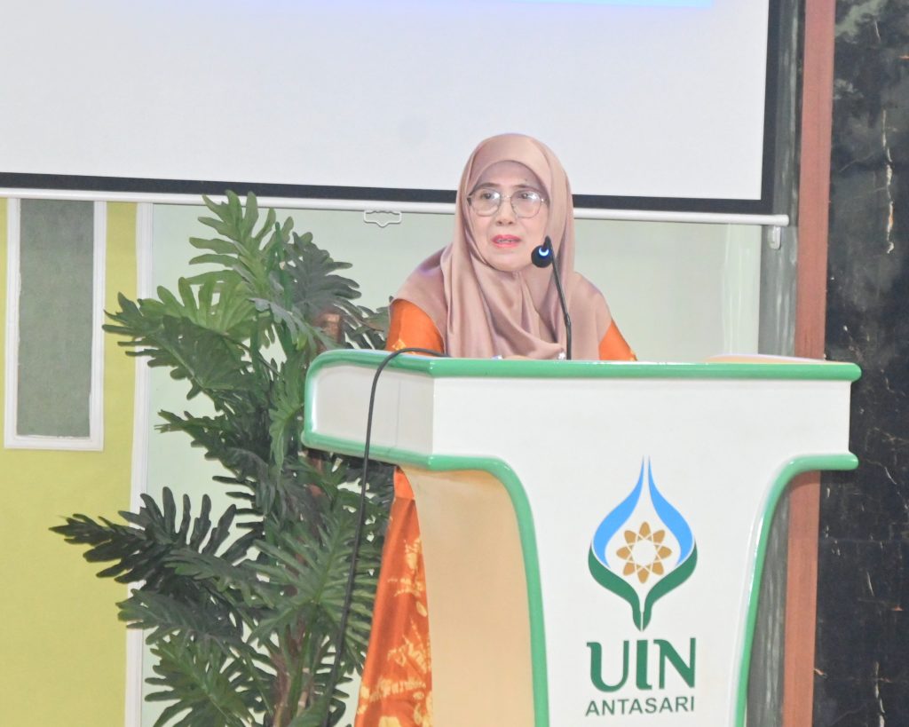 Rektor Prof. Dr. Hj. Nida Mufidah, M.Pd. saat membuka acara.