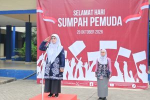 Rektor Prof. Dr. Hj. Nida Mufidah, M.Pd. saat memimpin upacara. Rektor Prof. Dr. Hj. Nida Mufidah, M.Pd. saat memimpin upacara.