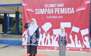 Rektor Prof. Dr. Hj. Nida Mufidah, M.Pd. saat memimpin upacara.