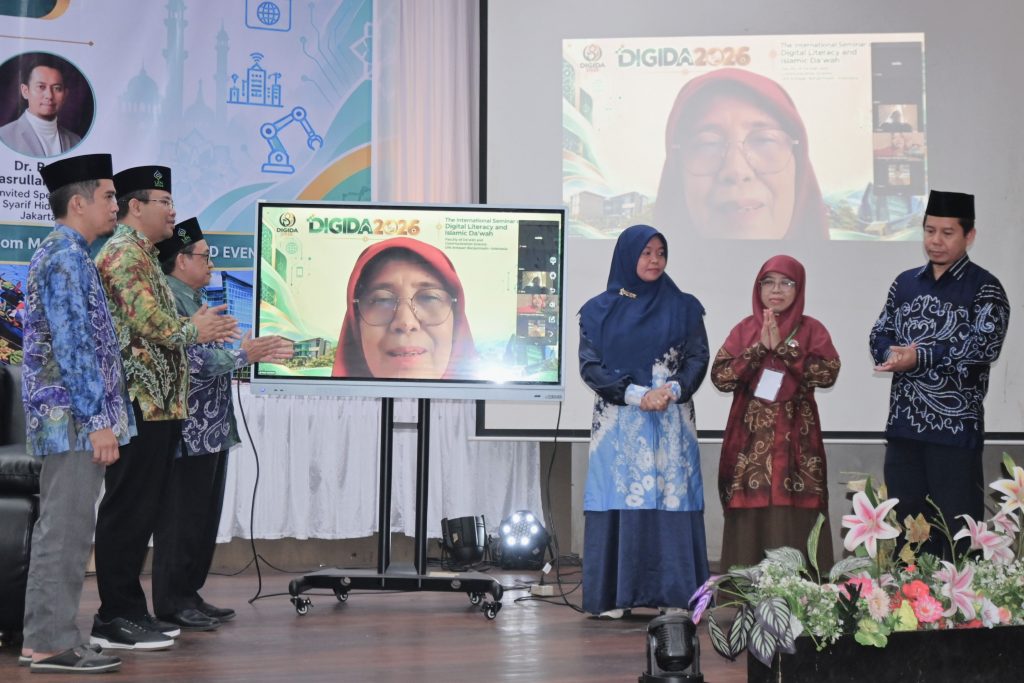Rektor Prof. Nida saat membuka acara secara daring.