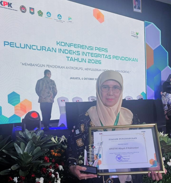 Rektor Prof. Nida usai menerimakan penghargaan.