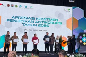 Rektor Prof. Nida yang juga Koordinator Kopertais Wilayah XI Kalimantan saat menerimakan penghargaan dari KPK RI Rektor Prof. Nida yang juga Koordinator Kopertais Wilayah XI Kalimantan saat menerimakan penghargaan dari KPK RI