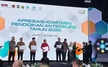 Rektor Prof. Nida yang juga Koordinator Kopertais Wilayah XI Kalimantan saat menerimakan penghargaan dari KPK RI