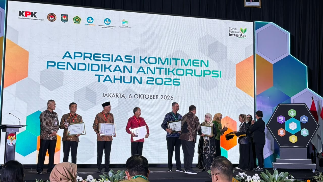 Rektor Prof. Nida yang juga Koordinator Kopertais Wilayah XI Kalimantan saat menerimakan penghargaan dari KPK RI