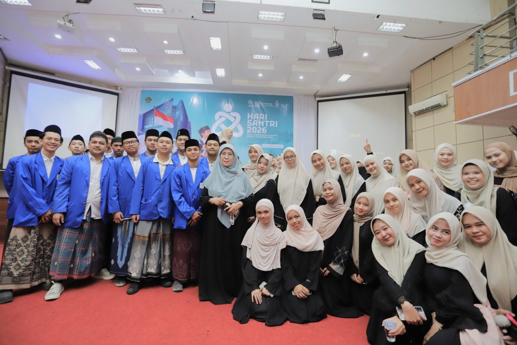 Rektor saat berfoto bersama mahasantri dan mahasantriwati.