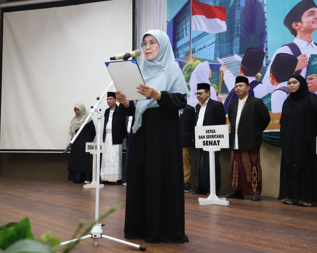 Rektor saat membacakan amanat Menteri Agama RI.