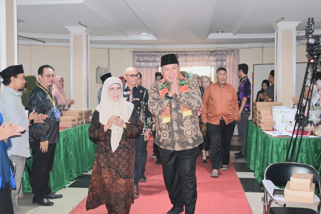 Rektor saat mendampingi kedatangan Wakil Ketua DPR RI.