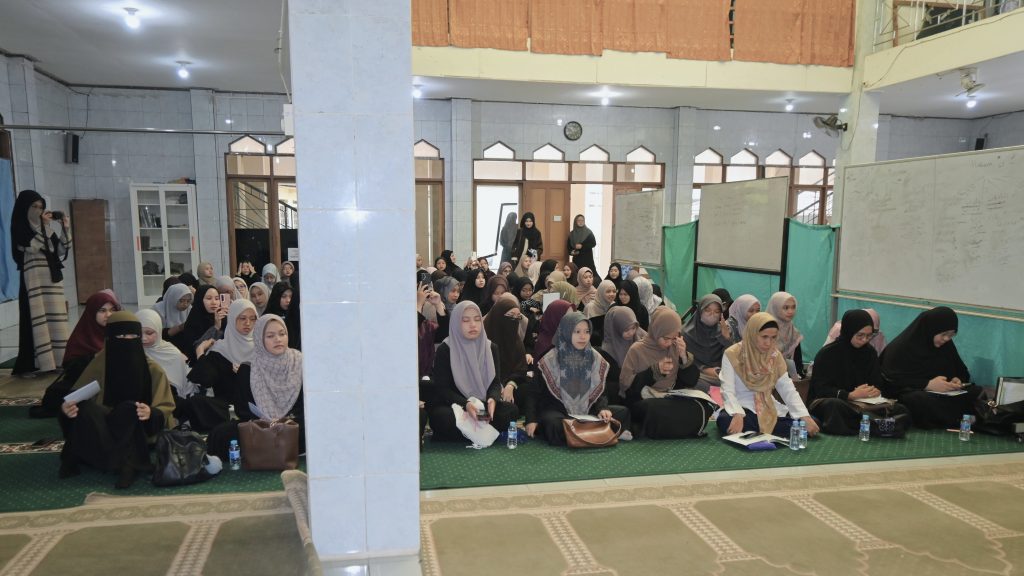 Suasana jemaah perempuan.