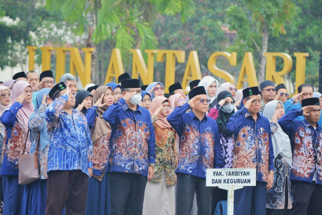 Suasana pengibaran bendera.