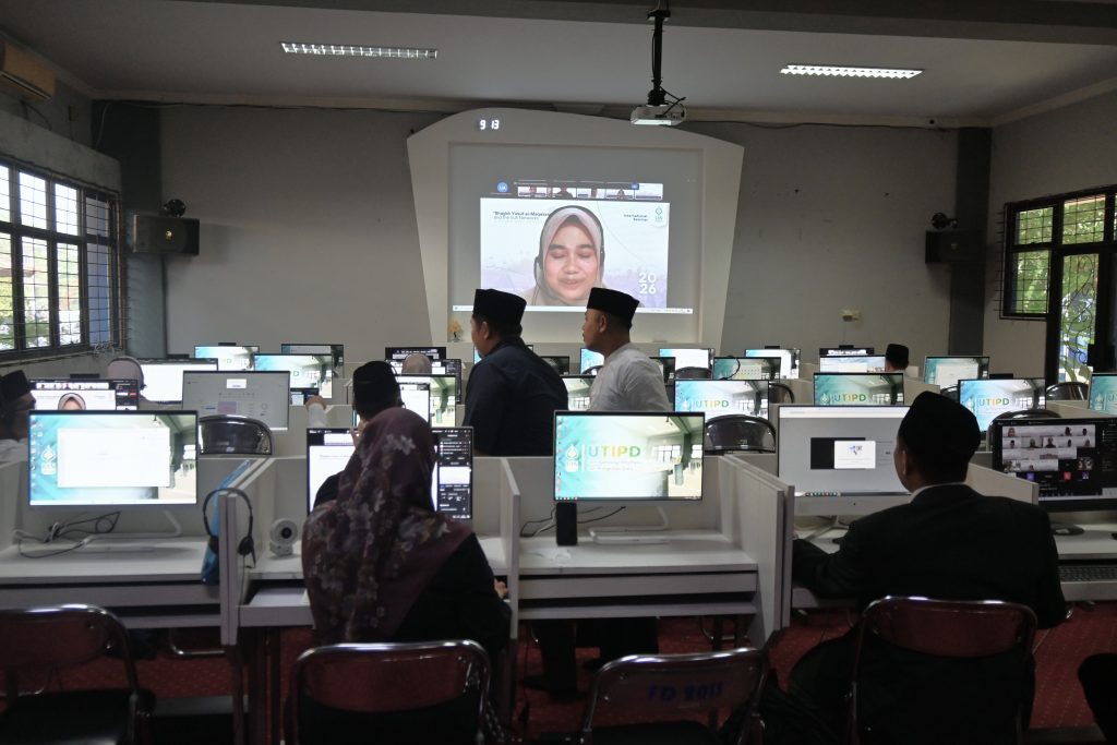 Suasana pusat acara di Laboratorium Komputer UTIPD Kampus 1.