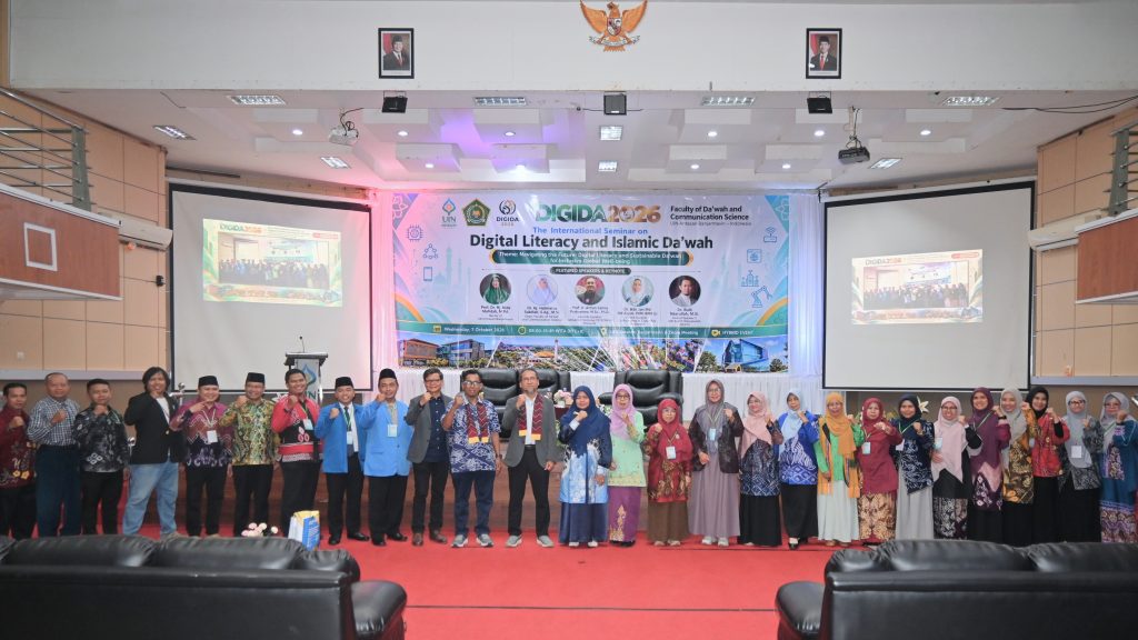 Tim FDIK saat berfoto bersama narasumber dan tamu undangan.